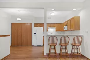 4787 W Maple Leaf Cir, Greenfield, WI 53220 - Photo 8