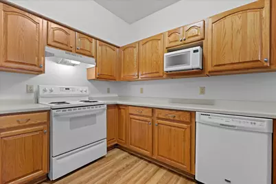 4787 W Maple Leaf Cir, Greenfield, WI 53220 - Photo 12