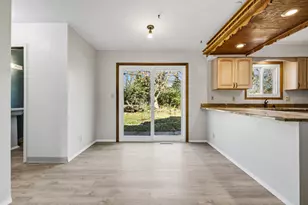 1334 W Paradise Ct, Glendale, WI 53209 - Photo 6
