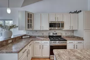 6958 S Craig Ct, Franklin, WI 53132 - Photo 8