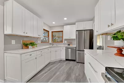 10039 N Sunnycrest Dr, Mequon, WI 53092 - Photo 10