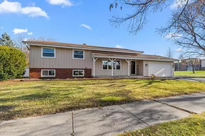 787  Sheridan Dr, West Bend, WI 53095 - Photo 2