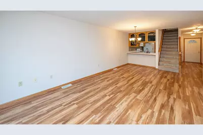 653  Hartford Sq, Hartford, WI 53027 - Photo 4
