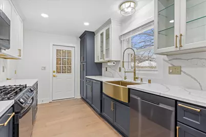 555 N 105th St, Wauwatosa, WI 53226 - Photo 12