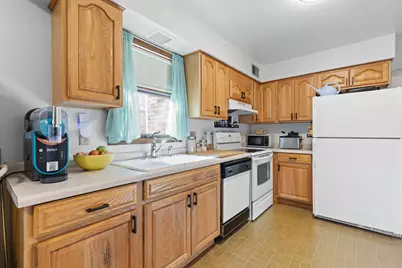 5147 S Camelot Ln, Greenfield, WI 53221 - Photo 10