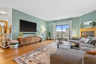 1812 E Lafayette Pl, Milwaukee, WI 53202 - Photo 10