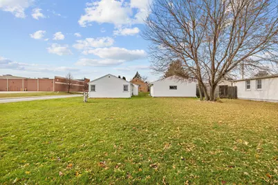 1330  Mayflower Ave, Sheboygan, WI 53083 - Photo 18