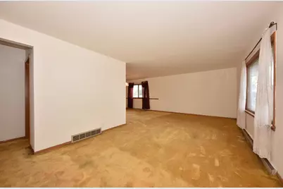 8115 W Acacia St, Milwaukee, WI 53223 - Photo 4