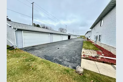 907  Fox Creek Dr #2, Watertown, WI 53098 - Photo 4