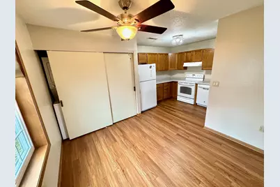 907  Fox Creek Dr #2, Watertown, WI 53098 - Photo 6