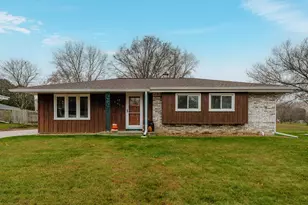 1023 Knollwood Dr, Saukville, WI 53080 - Photo 2