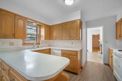 9505 W Orinda Ct, Milwaukee, WI 53224 - Photo 8