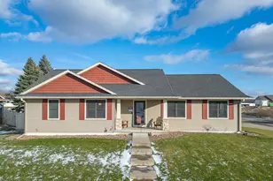 905 Pioneer Dr, Holmen, WI 54636 - Photo 1