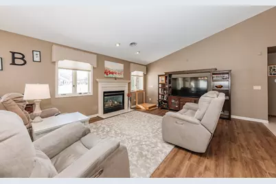 443  Quail Point Dr, Racine, WI 53406 - Photo 4