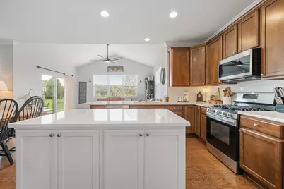 N42W22833  Beacon Ct, Pewaukee, WI 53072 - Photo 2