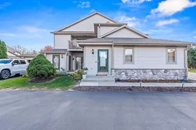 2215  Circle Rdg #D, Delafield, WI 53018 - Photo 2