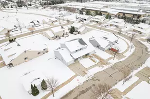 928 Broadmoore Dr, Hartford, WI 53027 - Photo 4