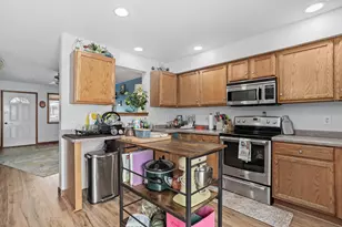 928 Broadmoore Dr, Hartford, WI 53027 - Photo 14