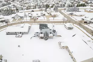 928 Broadmoore Dr, Hartford, WI 53027 - Photo 8