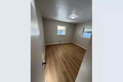 4334 W Eggert Pl, Milwaukee, WI 53218 - Photo 8