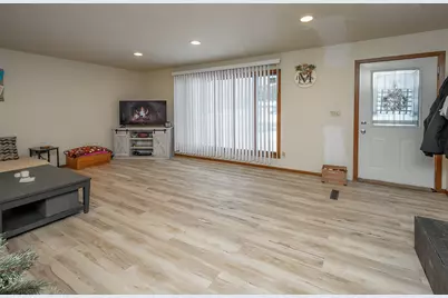 517  Fox Knoll Dr, Racine, WI 53185 - Photo 4