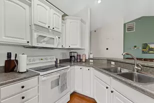 9285 S 51st St, Franklin, WI 53132 - Photo 6