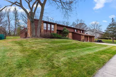 727  Browning Cir, Oconomowoc, WI 53066 - Photo 2