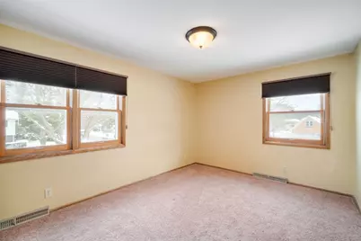 3390 N Knoll Blvd, Wauwatosa, WI 53222 - Photo 18