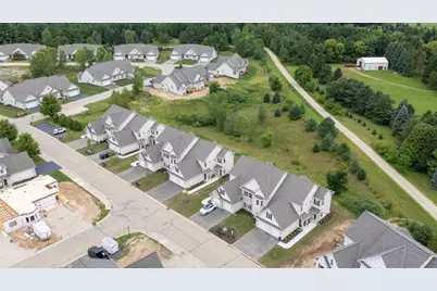 1820  Horseshoe Ln #423-1, Slinger, WI 53086 - Photo 4