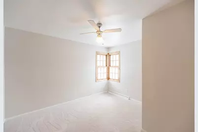 9815 S 31st St, Franklin, WI 53132 - Photo 10