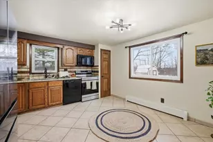 W127N12223 Knollwood Dr, Germantown, WI 53022 - Photo 6