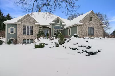 W261N2830  Woodburne Ct, Pewaukee, WI 53072 - Photo 2