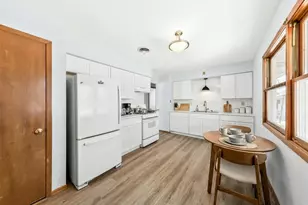 W207N17023 Parkview Dr, Jackson, WI 53037 - Photo 8