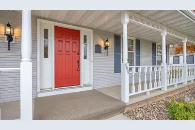 909  Country Club Ln, Fond du Lac, WI 54935 - Photo 4