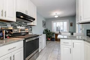 323 Riverview Dr, Delafield, WI 53018 - Photo 16