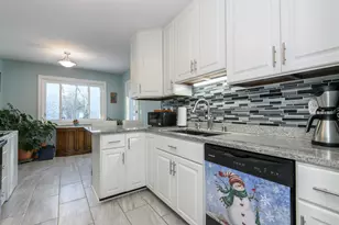 323 Riverview Dr, Delafield, WI 53018 - Photo 14