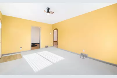 4654 S 48th St, Greenfield, WI 53220 - Photo 4