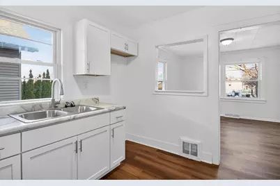 1110 S 85th St, West Allis, WI 53214 - Photo 12