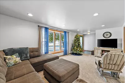 215  Lilac Ln, Belgium, WI 53004 - Photo 4