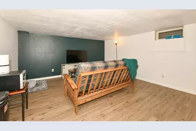 5075 W Colonial Ct, Greenfield, WI 53220 - Photo 10