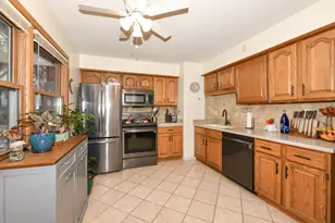 5075 W Colonial Ct, Greenfield, WI 53220 - Photo 4