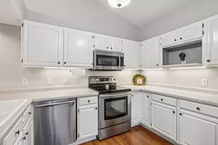 4961 W Maple Leaf Cir, Greenfield, WI 53220 - Photo 6