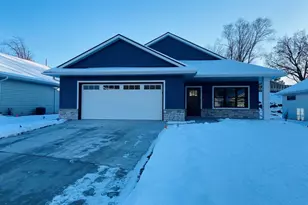 618 Johnson Pl, Onalaska, WI 54650 - Photo 1