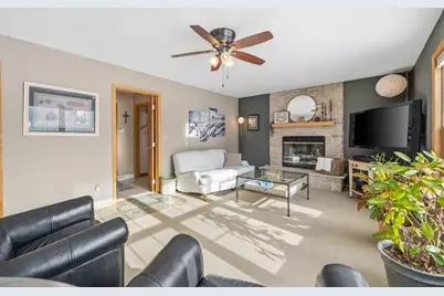 453  Deerwood Ct, Grafton, WI 53024 - Photo 10