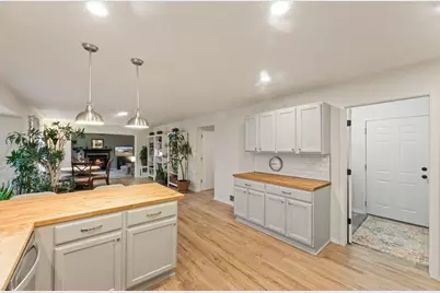412 E Red Pine Cir, Dousman, WI 53118 - Photo 6