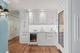 929 N Astor St, Milwaukee, WI 53202 - Photo 10