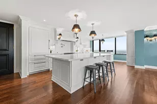 929 N Astor St, Milwaukee, WI 53202 - Photo 2