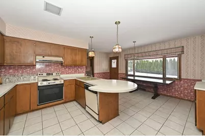 7693  Overlook Dr, Greendale, WI 53129 - Photo 6