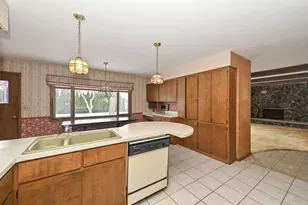 7693 Overlook Dr, Greendale, WI 53129 - Photo 8