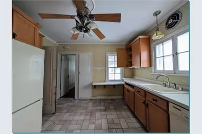 955 N 6th St, Manitowoc, WI 54220 - Photo 16